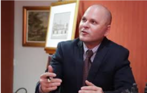 Aseguran que suba del dólar se debe a factores internos y externos