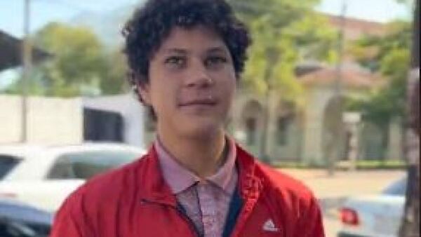 Jovencito vende hamburguesas por la calle y acepta tarjetas como forma de pago