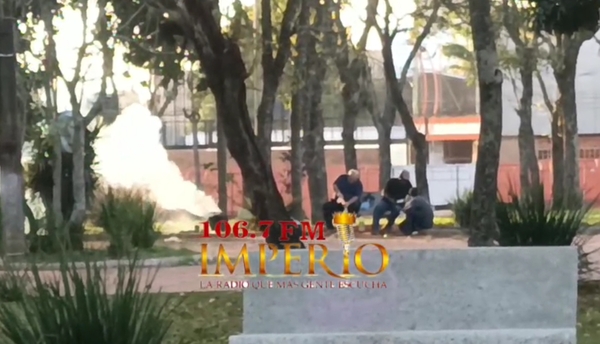 Vecinos reclaman de quema de basuras en plena plaza céntrica - Radio Imperio 106.7 FM