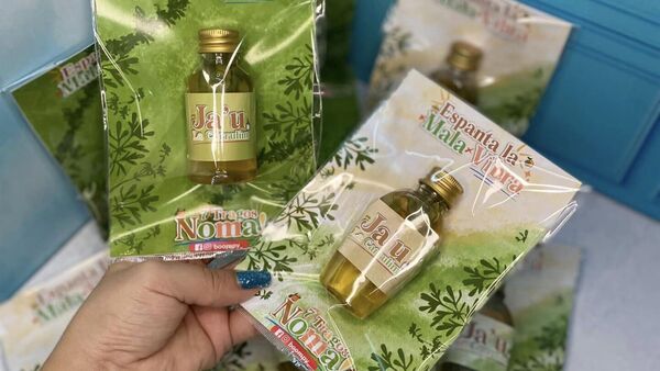 Hace su “agosto” con la venta de carrulim con frases personalizadas