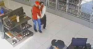 La Nación / Dos hombres asaltaron con suma violencia un local comercial en PJC
