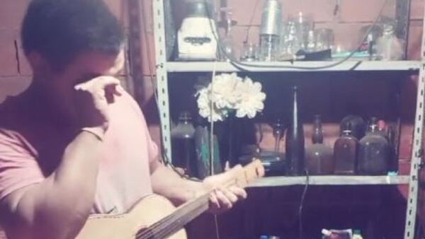 Albañil llevó serenata a su hija y le pidió perdón por no poder comprar la torta de cumple