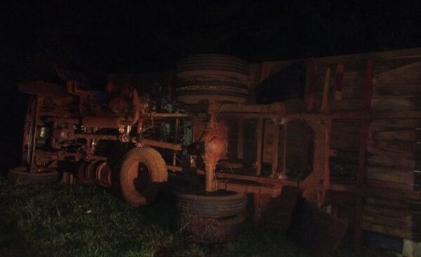 Camión que transportaba yerba mate vuelca en Yguazú