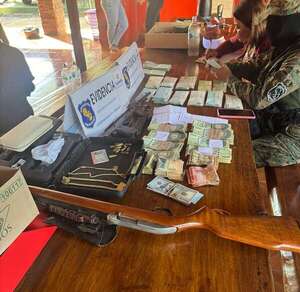 Antinarcóticos encuentran gran cantidad de dinero y armas durante allanamiento - Policiales - ABC Color