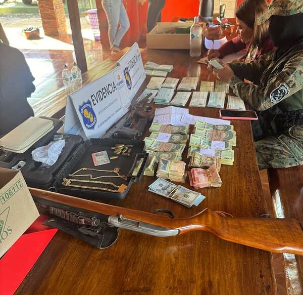 Antinarcóticos encuentran gran cantidad de dinero y armas durante allanamiento  - Policiales - ABC Color