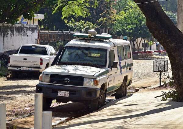 Salud pagó millones por reparación de ambulancias pero siguen en el taller - Política - ABC Color