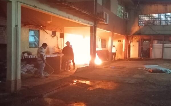 Indigente provoca incendio en Hospital Regional de CDE