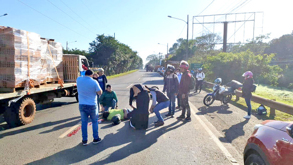 Motociclista muere al estrellarse contra la parte trasera de camión tumba - La Clave