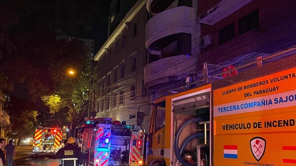 Encargado de edificio rescata a mujer y su mascota tras incendio de departamento en Asunción