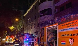 Encargado de edificio rescata a mujer y su mascota tras incendio de departamento en Asunción – Prensa 5