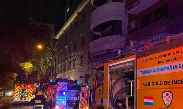 Encargado de edificio rescata a mujer y su mascota tras incendio de departamento en Asunción – Prensa 5