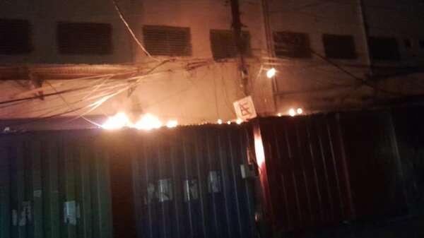 Susto en el Mercado 4: comerciantes controlaron otro principio de incendio - Policiales - ABC Color