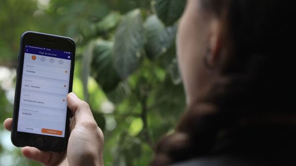 Le derramó agua caliente a su pareja porque pilló que chateaba con otra