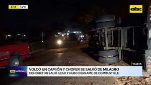 Video: Camión que transportaba carbón volcó en Villeta - ABC Noticias - ABC Color