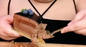 Muere ‘influencer’ china de 24 años tras comer en exceso por 10 horas seguidas en un directo