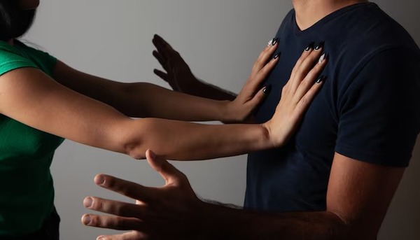 Ordenan detención de mujer que habría derramado agua caliente a su pareja por celos - trece