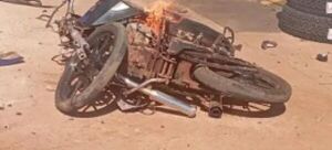 En accidente de tránsito entre una motocicleta y un motocarro dejó un lesionado