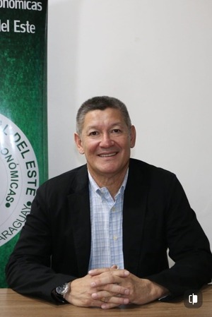 Innovación y calidad educativa: entrevista al Decano de la Facultad de Ciencias Económicas de la UNE - La Clave