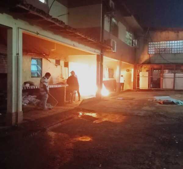 Indigente provoca incendio en el Hospital Regional de Ciudad del Este - La Clave