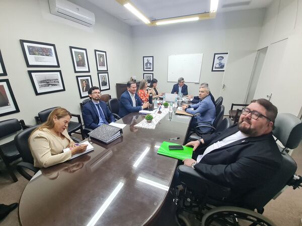 Roya Torres y Cleto Giménez acuden a la comisión que debe dictaminar sobre pedido de desafuero · Radio Monumental 1080 AM