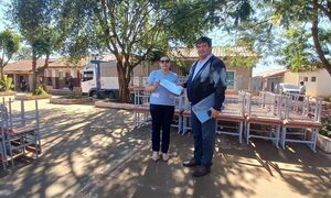 Siguen con entrega de mobiliarios a escuelas de Franco