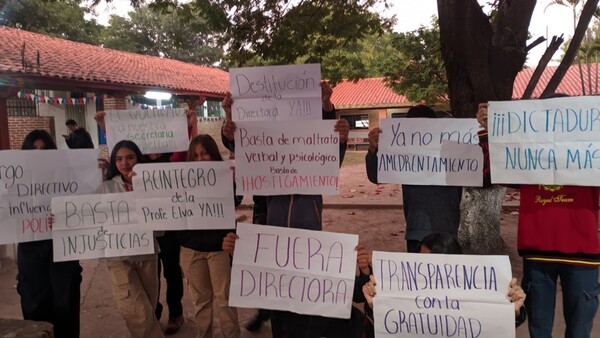 Alumnos denuncian hostigamiento de directora y toman colegio en Villa Hayes