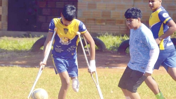 Orgullosos del crack que juega con muletas