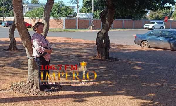 Ante la falta de la resolución para una apelación, madre de condenado por asesinato se encadena