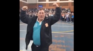 Padre celebra con euforia ingreso de hijo a la universidad