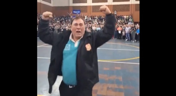 Padre celebra con euforia ingreso de hijo a la universidad