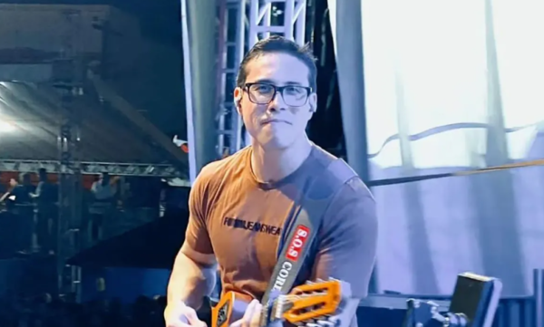 ¡En pleno escenario! Una fans lo abrazó y el cantante murió electrocutado