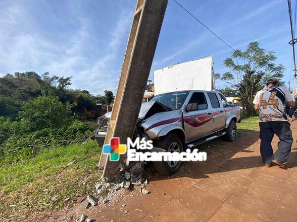 Camioneta chocó contra una columna sobre la Ruta PY01 en Encarnación