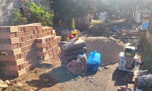 Comuna de Franco asiste a familia que perdió todo tras incendio