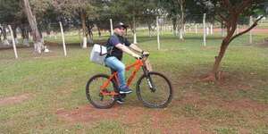 Hernandarias: técnico lleva vacunas en bicicleta para inmunizar a su comunidad  - Nacionales - ABC Color