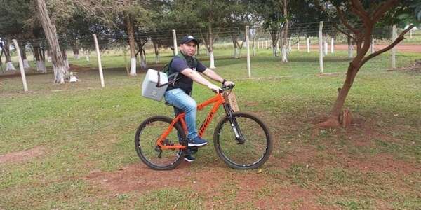 Hernandarias: técnico lleva vacunas en bicicleta para inmunizar a su comunidad  - Nacionales - ABC Color
