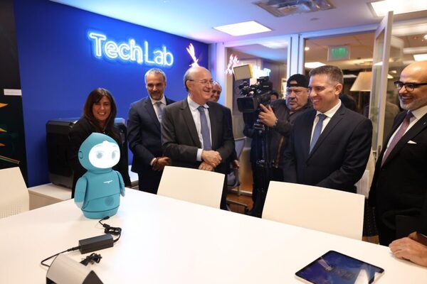 Paraguay estrena laboratorio TechLab para explorar tecnologías clave como IA, realidad virtual, robots y más - MarketData