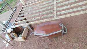Abandonaron un cajón con huesos frente al cementerio de Santa Rosa del Aguaray