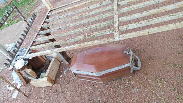 Abandonaron un cajón con huesos frente al cementerio de Santa Rosa del Aguaray