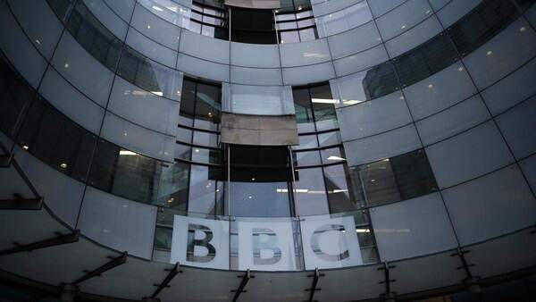 La cadena BBC reducir谩 500 empleos en los pr贸ximos dos a帽os - Revista PLUS