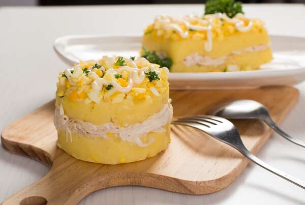 Aprendé a hacer causa limeña de mandioca y papa, una variante del típico plato peruano - Gastronomía - ABC Color