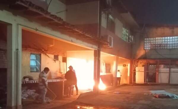 Video: indigente que causó incendio en el hospital está imputado y con pedido de prisión preventiva - ABC en el Este - ABC Color