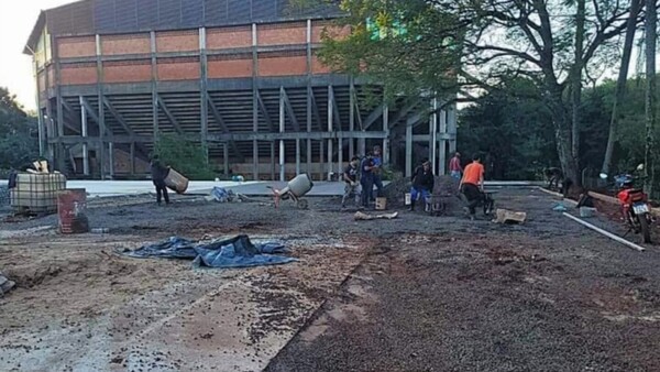 Denuncian ante Fiscalía al intendente de Franco por pagar por obra sin terminar