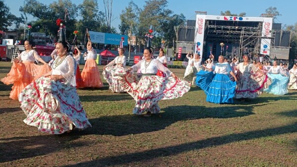 Danza de la botella se lució en el ruedo central de la Expo