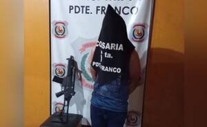 Imputan a joven detenido con réplica de un fusil en Presidente Franco