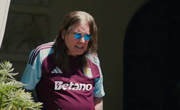 Versus / Aston Villa presentó su camiseta con integrantes de la histórica banda de heavy metal Black Sabbath