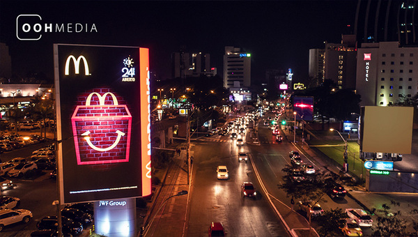 Revolución urbana: JWF captura a los consumidores paraguayos con sus pantallas con publicidad 3D anamorphic