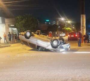 Vuelco de vehículo en el barrio Ycuá Satí - Policiales - ABC Color