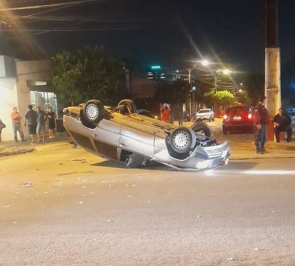 Vuelco de vehículo en el barrio Ycuá Satí - Policiales - ABC Color