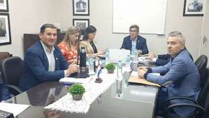 Roya Torres y Cleto Giménez se refugian en los fueros - Política - ABC Color