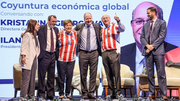 Fernández reconoce serios desafíos en corrupción, clima y tecnología